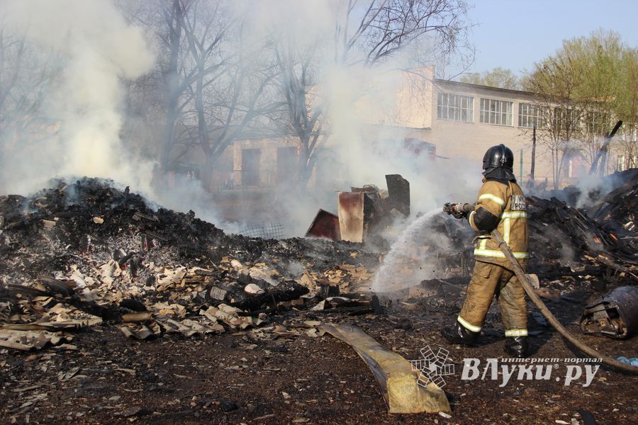 На пожаре в пр. Нелидовском ликвидировали открытое горение (ФОТО)