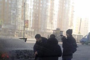 В Петербурге водитель самосвала залил цементом припаркованные автомобили и дорогу (фото)