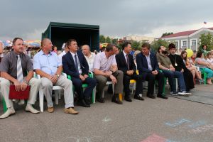 Андрей Турчак встретил День города Новосокольники вместе с жителями под проливным дождем (ФОТО)