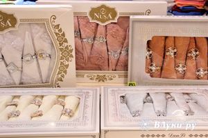 Кот Барон приготовил подарки для женщин