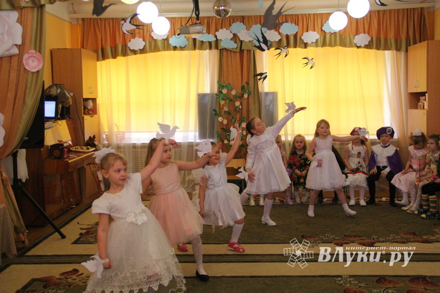 Юные великолучане поздравили мам и бабушек с помощью Золушки (ФОТО)