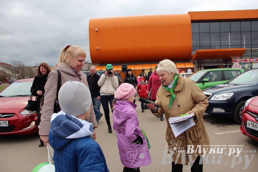 В Великих Луках прошла автомобильная ярмарка
