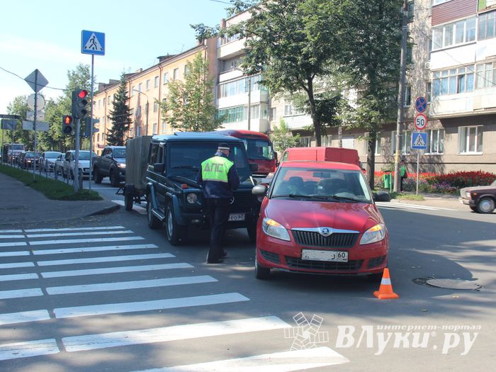 ДТП на Октябрьском в Великих Луках (ФОТО)