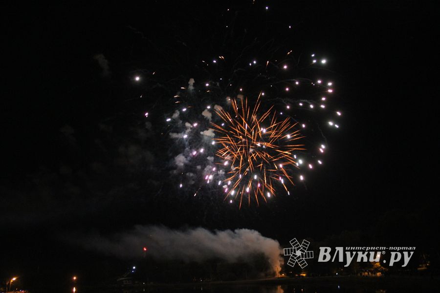 Огненные шоу состоялись над Ловатью (ФОТО)