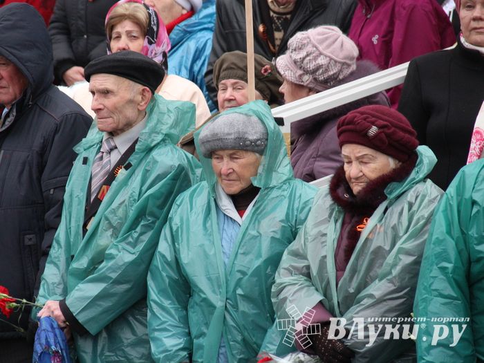 В Великих Луках прошел Парад Победы (ФОТО)