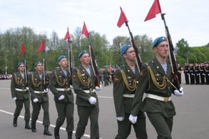 В Великих Луках прошел Военный парад