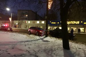 В Великих Луках столкнулись две легковушки и дорожный знак (ФОТО)