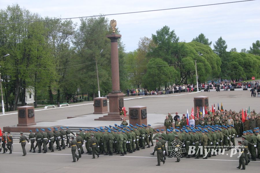 В Великих Луках прошел Военный парад