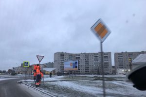 На «дружбинском» круге меняют дорожные знаки (ФОТО)