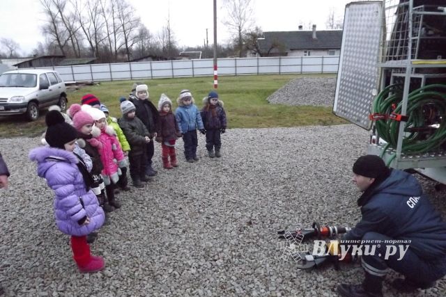 Гдовские спасатели встречали юных гостей (фото)