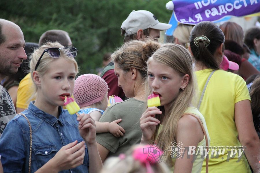 ​В Великих Луках сказочный «Праздник мороженого» подарил радость детям