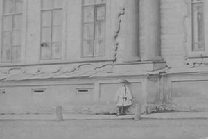 На старинных фото  обнаружилась "девочка-призрак" (фото)