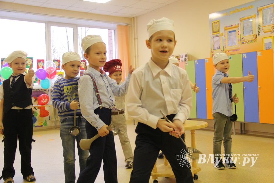 Великолукские школьники поздравили мам и учительниц (ФОТО)