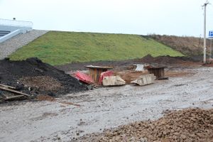 На строительстве путепровода грузовик чуть не ушел под землю