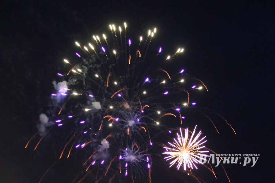 9 мая в Великих Луках. Шествие и салют