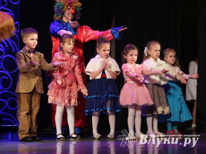 Юные артисты ГДК им. Ленина поздрвили пап с праздником (ФОТО)