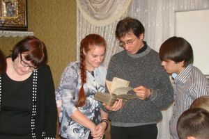 С бесценными реликвиями познакомились великолучане в «Ночь искусств» (фото)