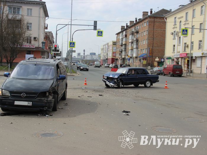 ДТП на перекрёстке Ленина-Дьяконова (ФОТО)