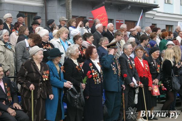 В Великих Луках прошел Военный парад