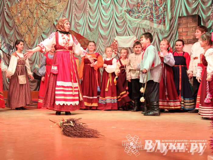 Рождественский концерт ансамбля «Заряница» прошел в Великих Луках (фото)