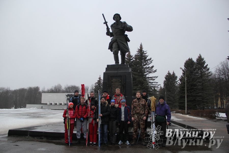 Из Великих Лук стартовал легкоатлетический пробег, посвященный 72-й годовщине подвига героя Советского Союза Александра Матросова (фото)