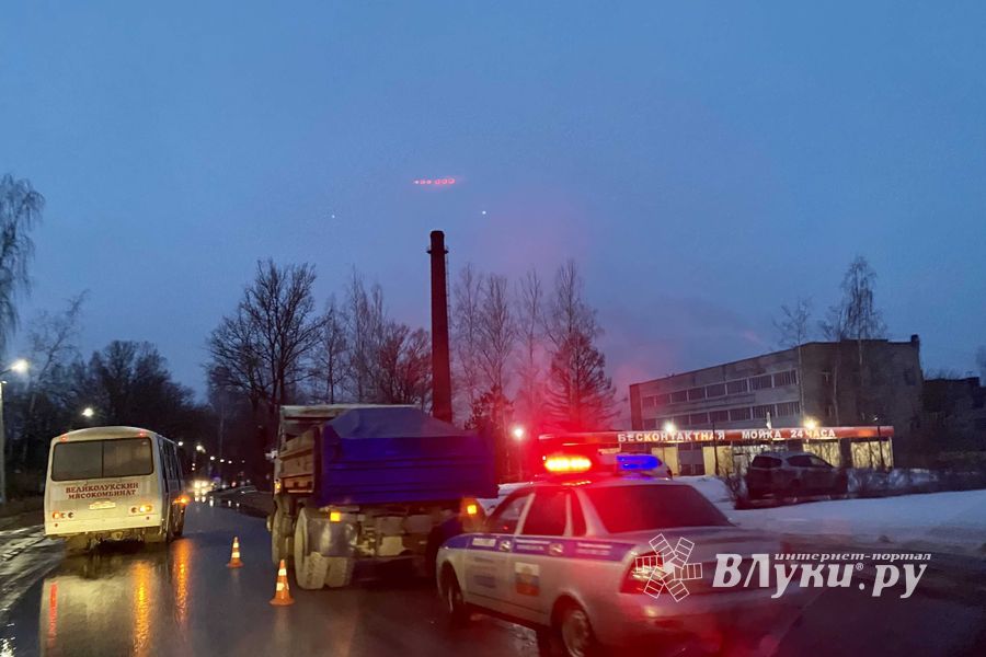 В Великих Луках столкнулись автобус и грузовик (ФОТО)