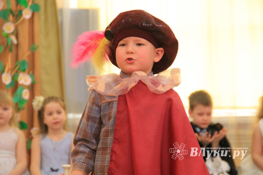 Юные великолучане поздравили мам и бабушек с помощью Золушки (ФОТО)