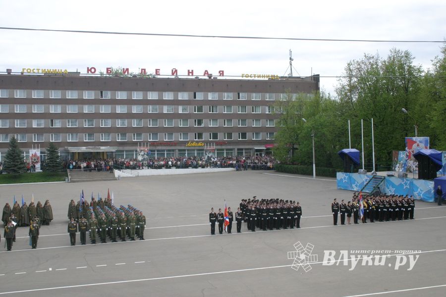 В Великих Луках прошел Военный парад