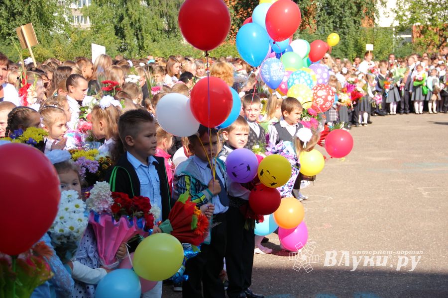 Самую многочисленную школу Великих Лук пополнили 116 первоклассников (ФОТО)