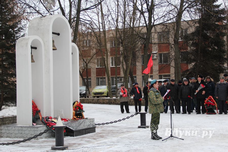 Великолучане почтили память героев-десантников