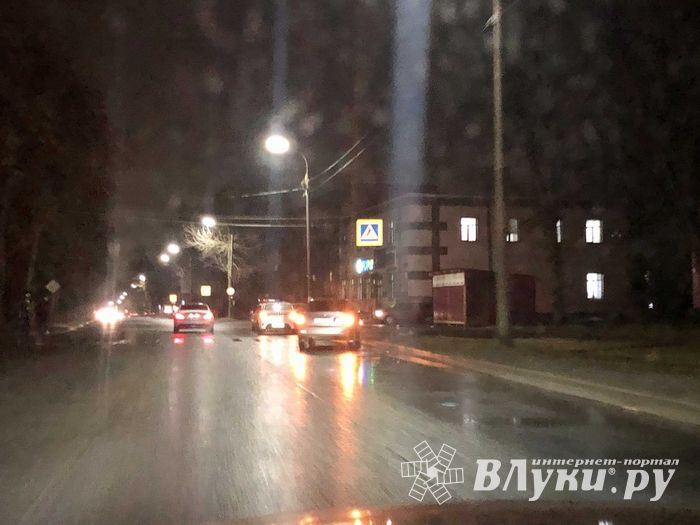 В Великих Луках столкнулись две легковушки (ФОТО)