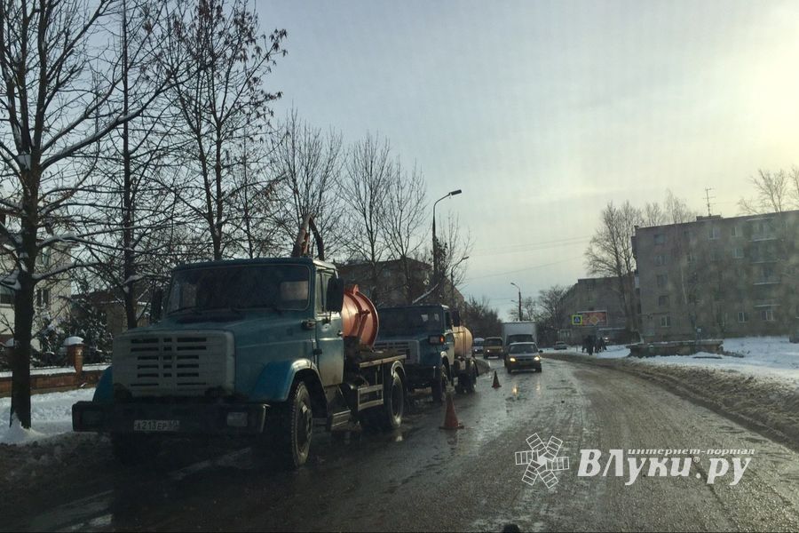 На Вокзальной чистят ливнёвки (ФОТО)