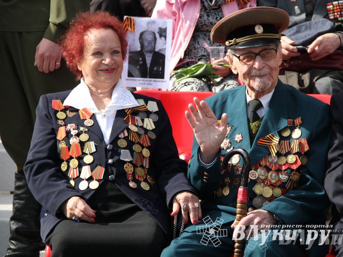 Парад Победы в Великих Луках (фото)