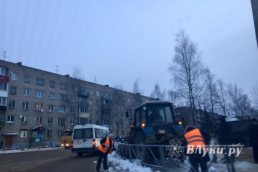 Из Великих Лук вывозят снег (ФОТО)