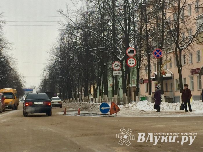 В Великих Луках вскрывают асфальт (ФОТО)
