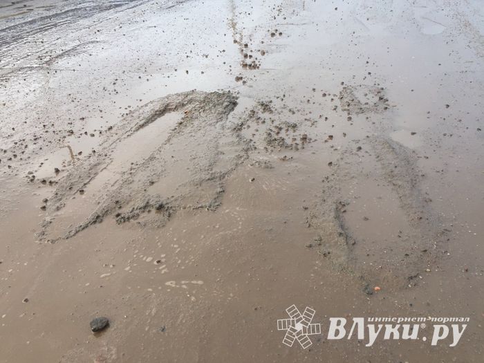 И в дождь, и в стужу бетон — на лужу (ФОТО)