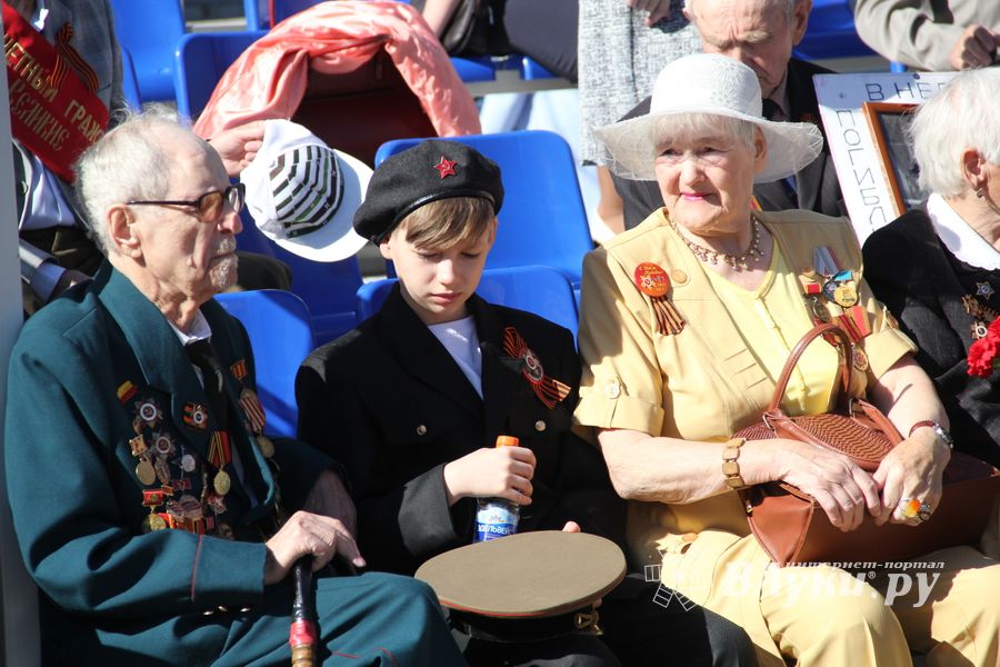 Парад в честь Дня Победы прошел в Великих Луках (ФОТО)