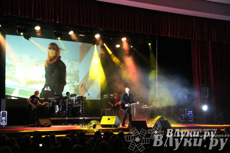 В Великих Луках состоялся концерт Дениса Майданова