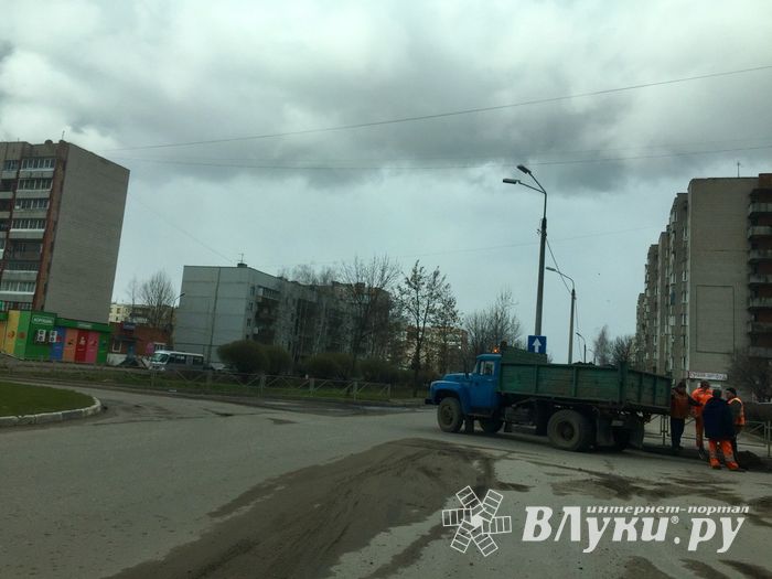 Фотофакт: в Великих Луках чистят обочины дорог 