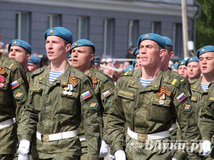 Парад Победы в Великих Луках (фото)