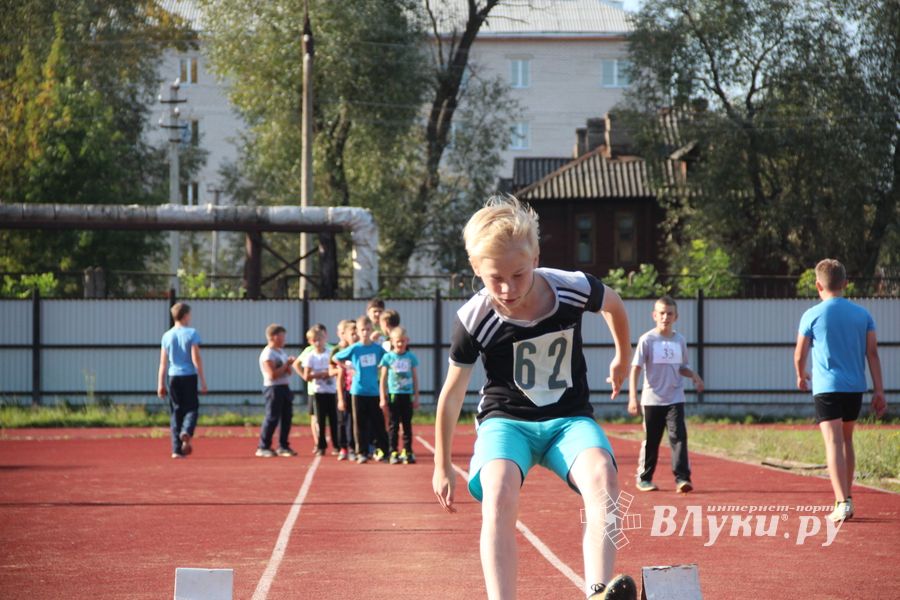 В Великих Луках проходят соревнования «Шиповка юных» (ФОТО)