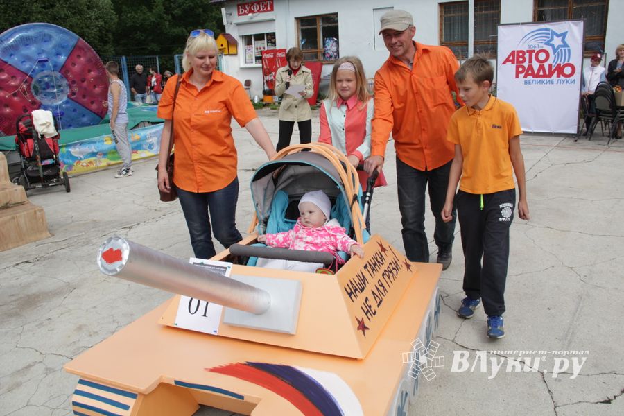 «Парад детских колясок» в День семьи, любви и верности (ФОТО)