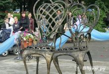 Торжественное открытие парковой скульптуры «Кресла влюбленных»