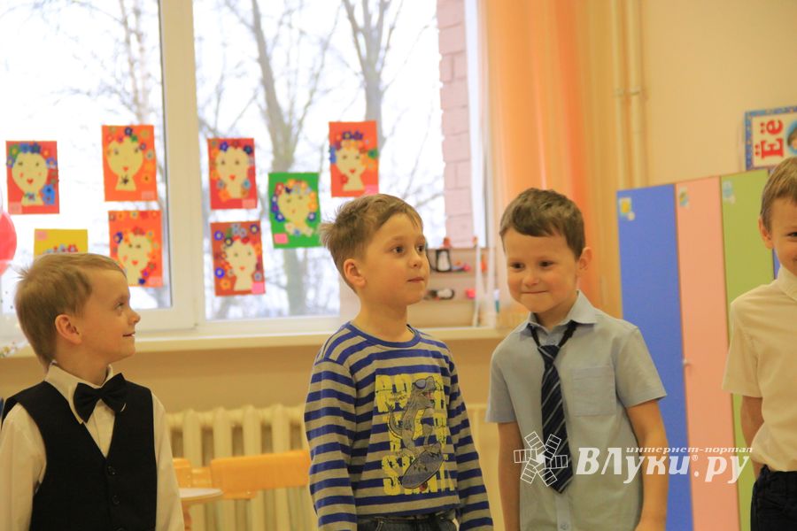 Великолукские школьники поздравили мам и учительниц (ФОТО)