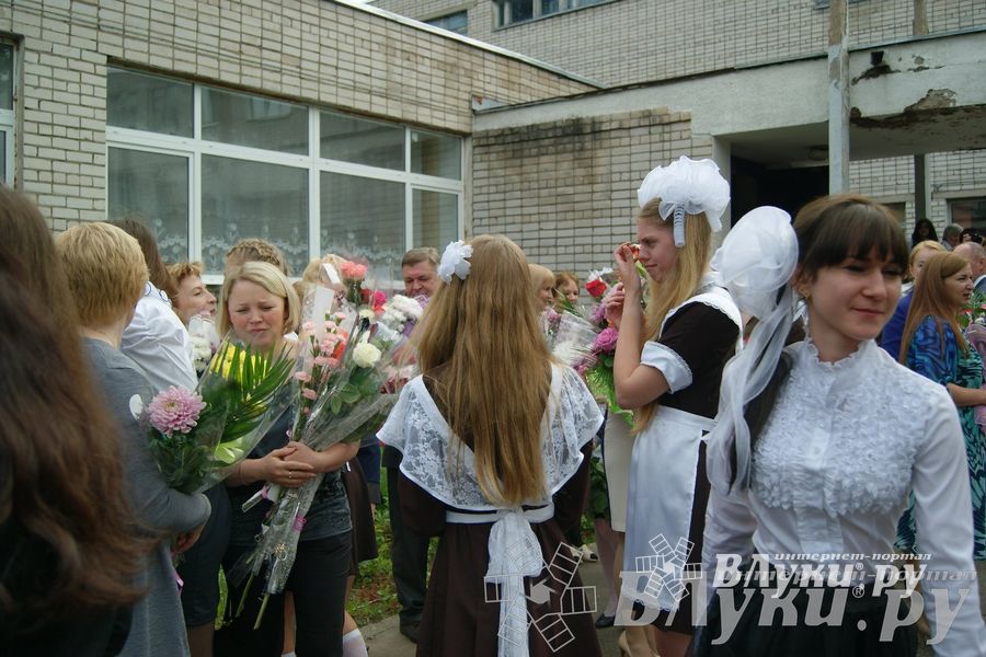 «Последний звонок» в школах Великих Лук
