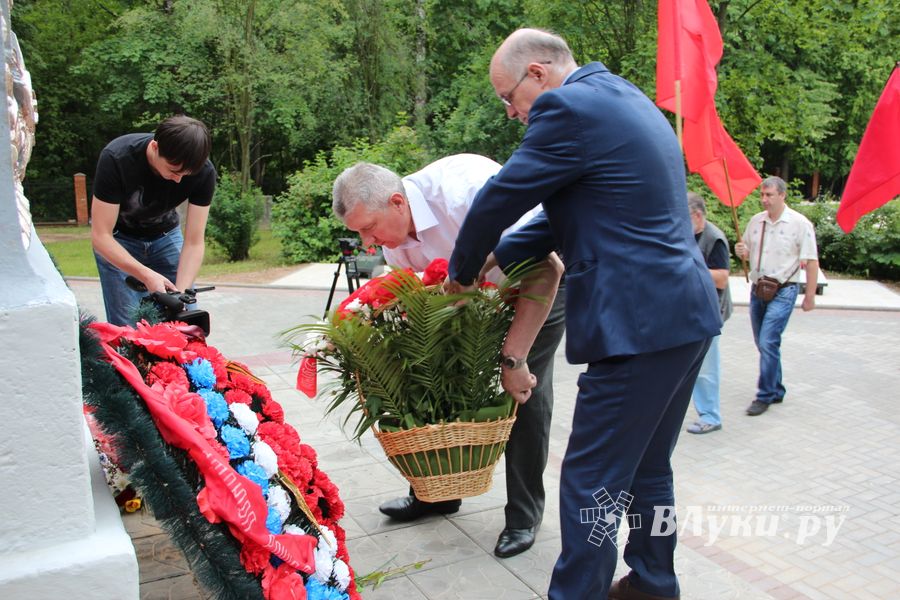 В Великих Луках проходит День памяти и скорби (ФОТО)