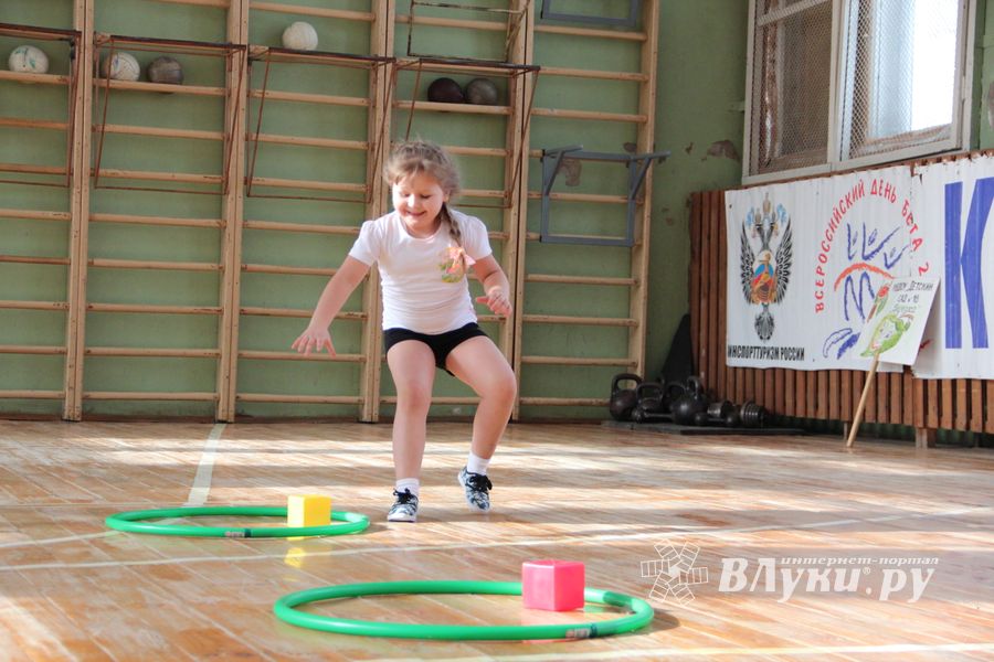 В Великих Луках стартовали спортивные соревнования среди дошколят «Юные олимпионики»