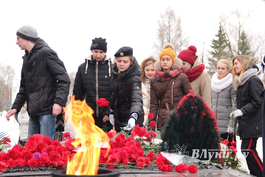 У Вечного огня в Великих Луках прошёл торжественный митинг (фото)