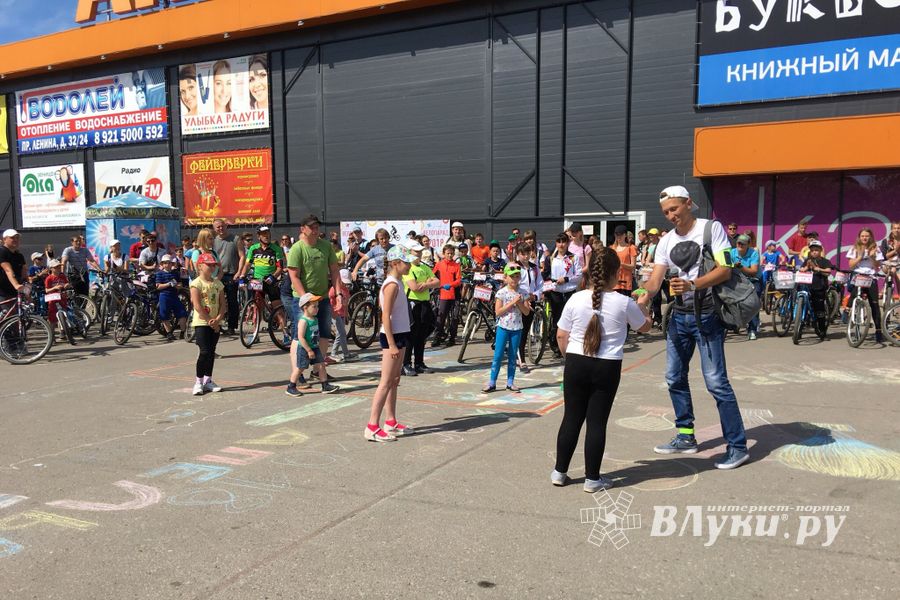 В Великих Луках прошел традиционный велопарад (ФОТО)