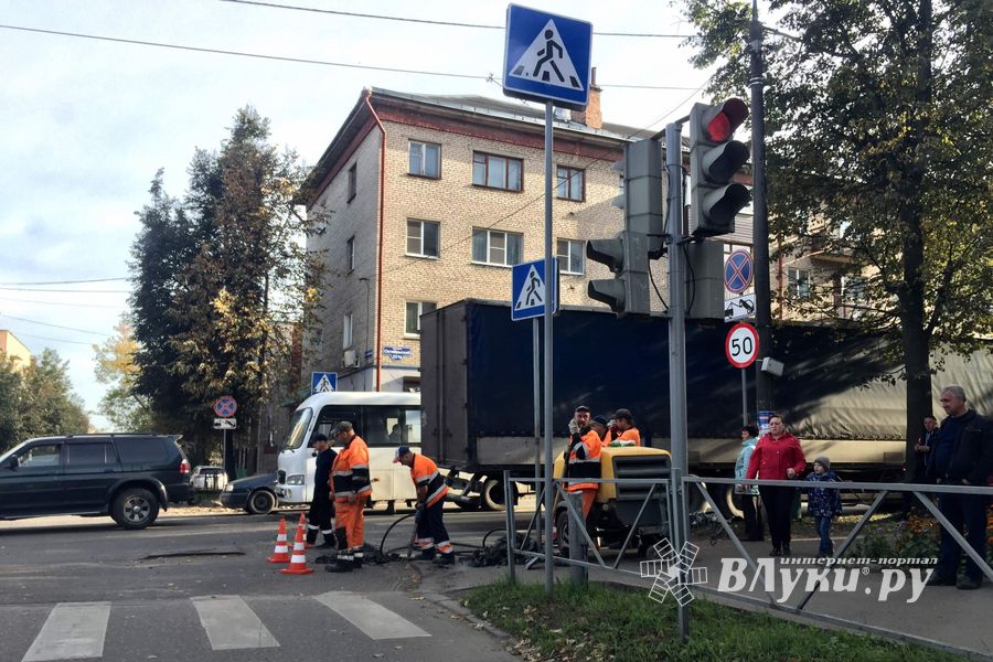 На проспекте Октябрьском – дорожные работы (ФОТО)